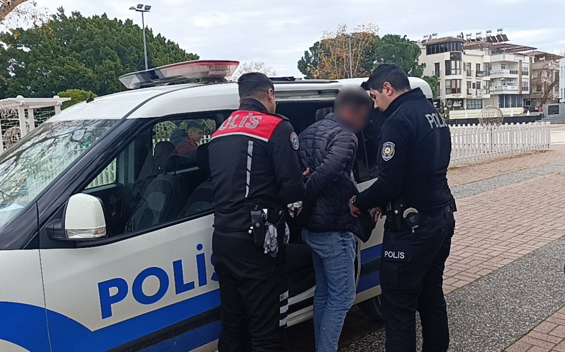 FİRARİ, ADLİ MAKAMLARA SEVK EDİLMEK ÜZERE EMNİYETE GÖTÜRÜLDÜ.