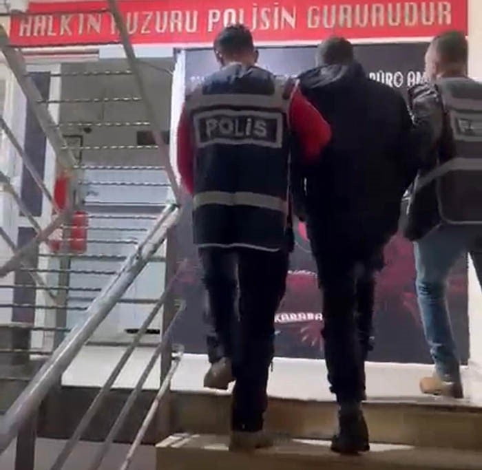 FİRARİ HÜKÜMLÜ, İL DIŞINA KAÇMAYA ÇALIŞIRKEN HURDA BİR ARACIN BAGAJINDA YAKALANDI.