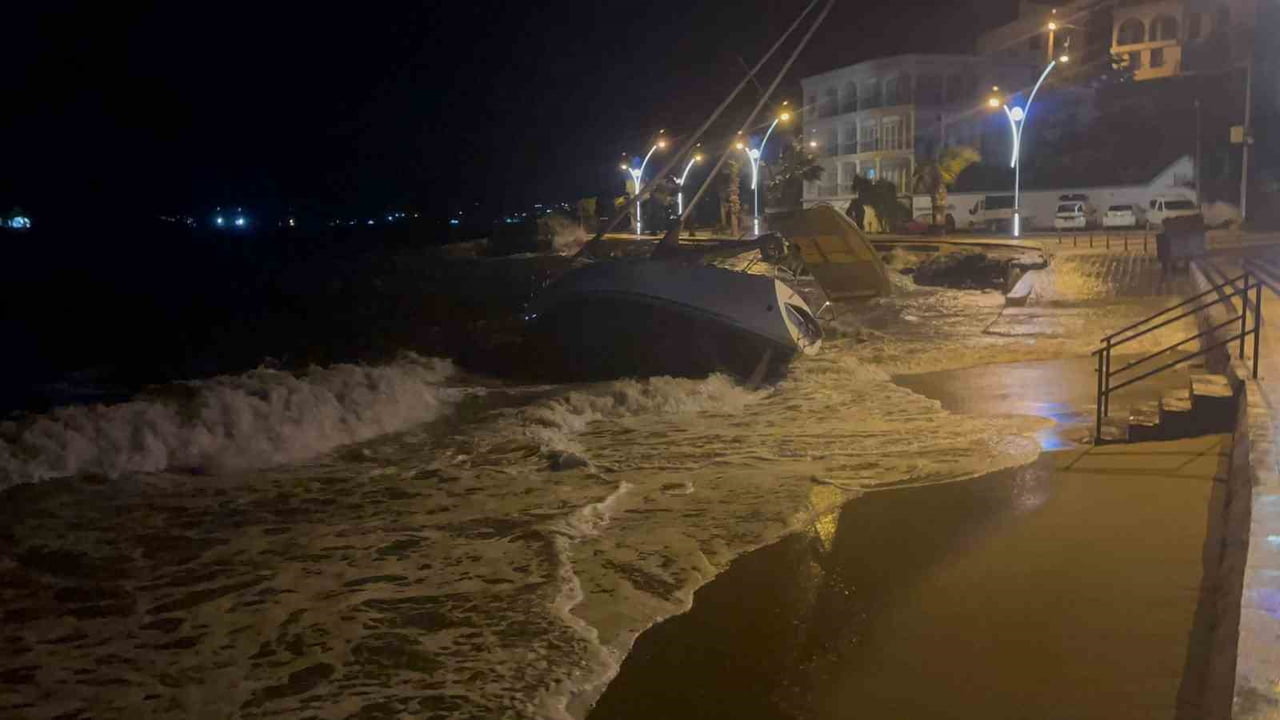 FIRTINA MİLYONLUK TEKNEYİ KARAYA SÜRÜKLEDİ