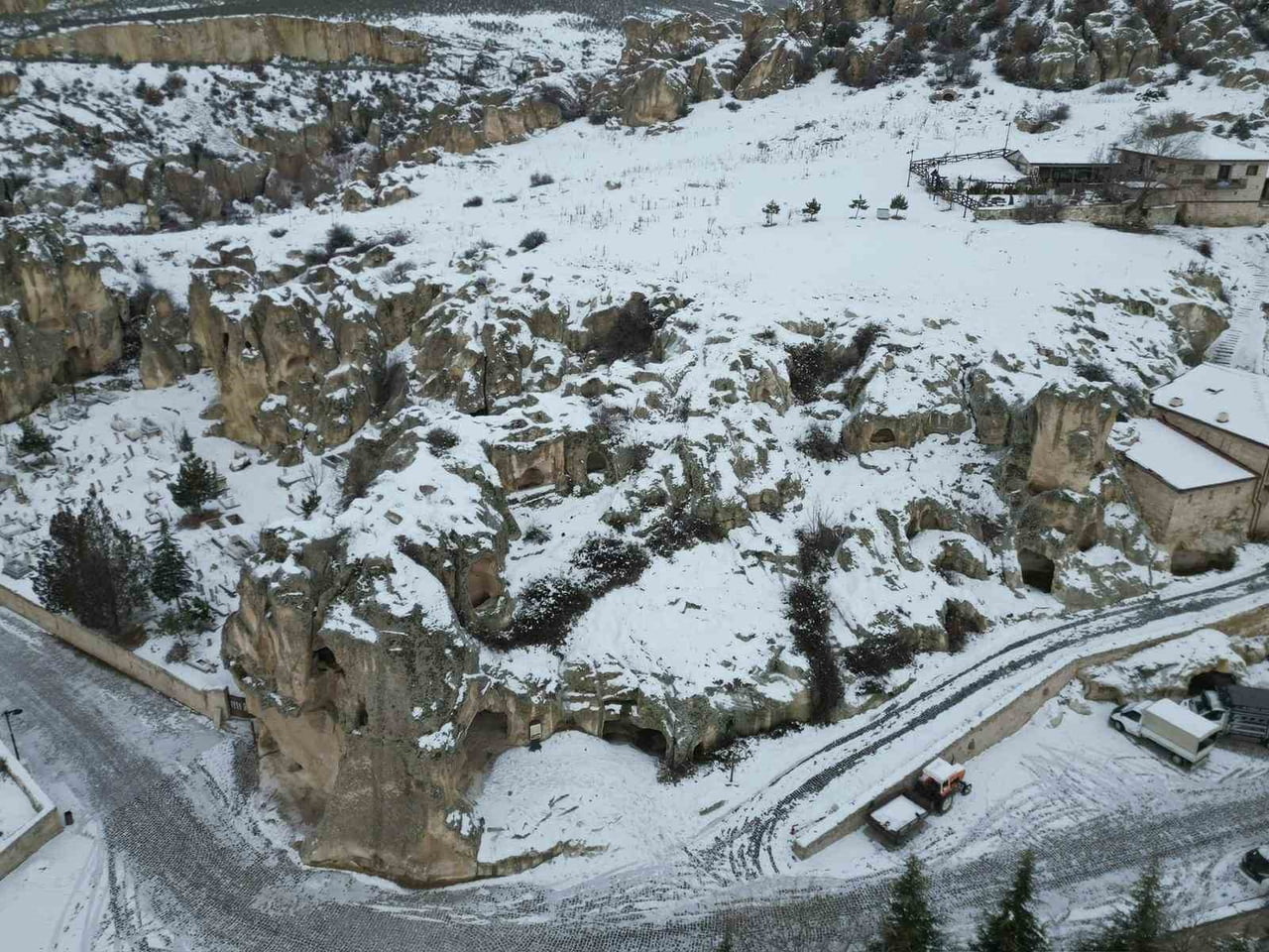 FYONKARAHİSAR'DA YAŞANAN KAR YAĞIŞI SONRASI TARİHİ YAKLAŞIK 3 BİN YIL ÖNCESİNE DAYANAN FRİG...