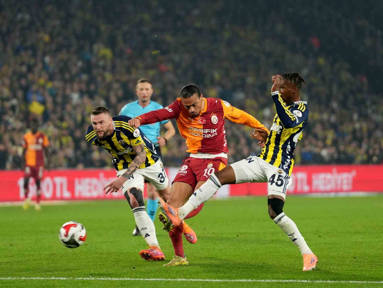 GALATASARAY İLE FENERBAHÇE ARASINDA OYNANAN SON 10 DERBİDE SARI-KIRMIZILILAR 5, SARI-LACİVERTLİLER...