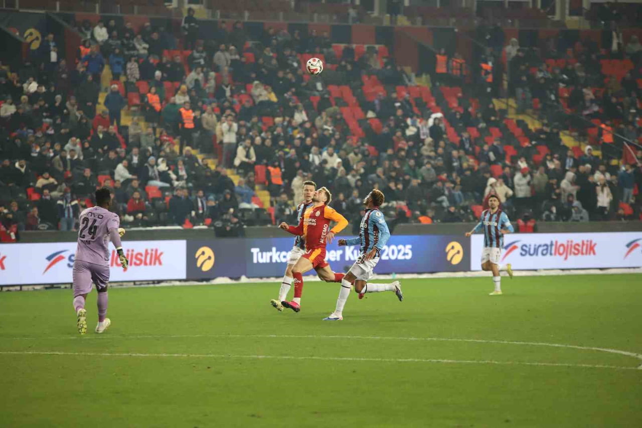 GALATASARAY, TURKCELL SÜPER KUPA YARI FİNALİNDE TRABZONSPOR'U 4-1 MAĞLUP EDEREK FİNALE ADINI...
