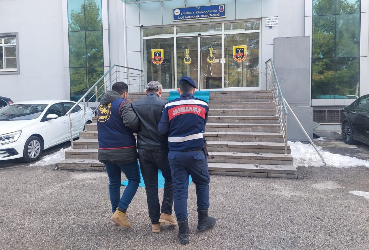 GAZİANTEP'TE 6 AYRI SUÇTAN 25 YIL KESİNLEŞMİŞ HAPİS CEZASIYLA ARANAN ŞAHIS, JANDARMA EKİPLERİNCE...