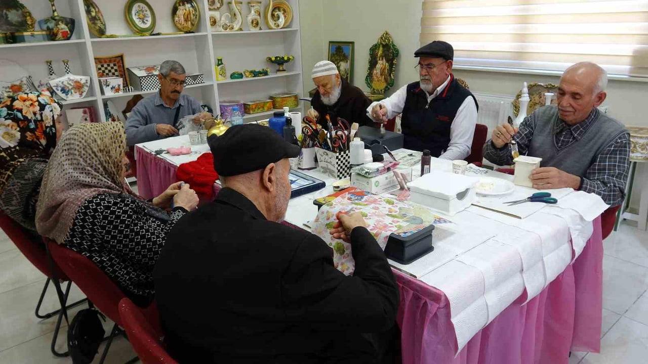 GAZİANTEP'TE ALZAYMIR VE DEMANS HASTALARININ HİZMET ALDIĞI MORAL EVİ'NİN EN YAŞLISI 82 YAŞINDAKİ...