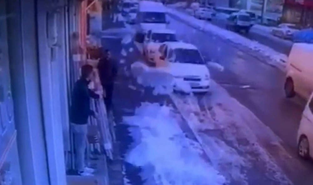 GAZİANTEP'TE BİR İŞ YERİNİN ÖNÜNDE BEKLEYEN ÇALIŞAN, ÇATIDA BİRİKEN KAR KÜTLESİNİN DÜŞMEK ÜZERE...