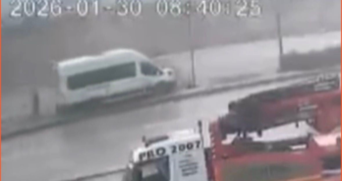 GAZİANTEP'TE DİREKSİYON HAKİMİYETİ KAYBOLDUKTAN SONRA KONTROLDEN ÇIKAN İŞÇİ SERVİSİ, REFÜJE...