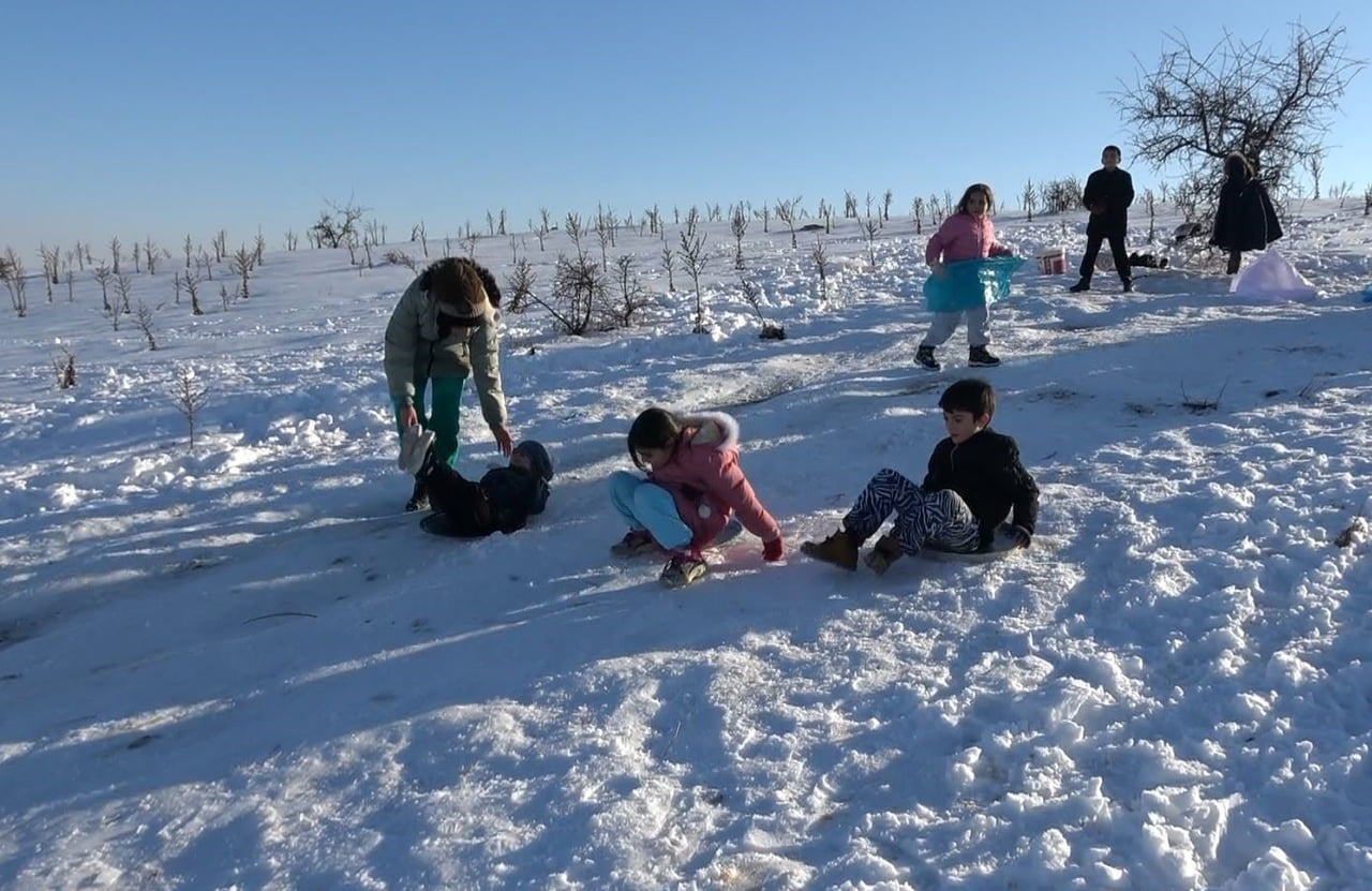 GAZİANTEP'TE ETKİLİ OLAN KAR YAĞIŞI SONRASI BOŞ ARAZİYİ KAYAK PİSTİNE ÇEVİREN ÇOCUKLAR, TEPSİ...