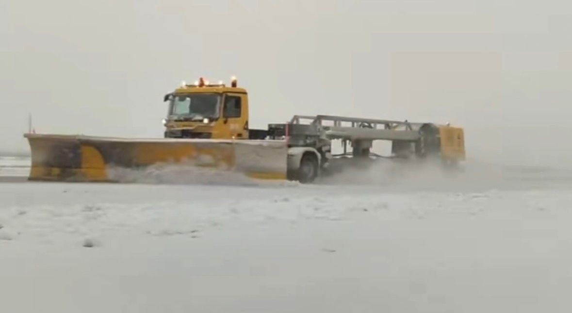 GAZİANTEP'TE ETKİLİ OLAN YOĞUN KAR YAĞIŞI NEDENİYLE İPTAL EDİLEN UÇUŞLAR, HAVALİMANI PİSTLERİNDE...