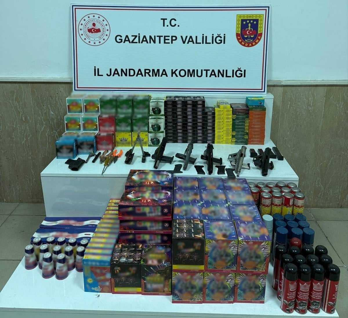 GAZİANTEP'TE JANDARMA EKİPLERİNCE BİR ADRESE YAPILAN OPERASYONDA 5 ADET SİLAH İLE ÇOK SAYIDA SİLAH...