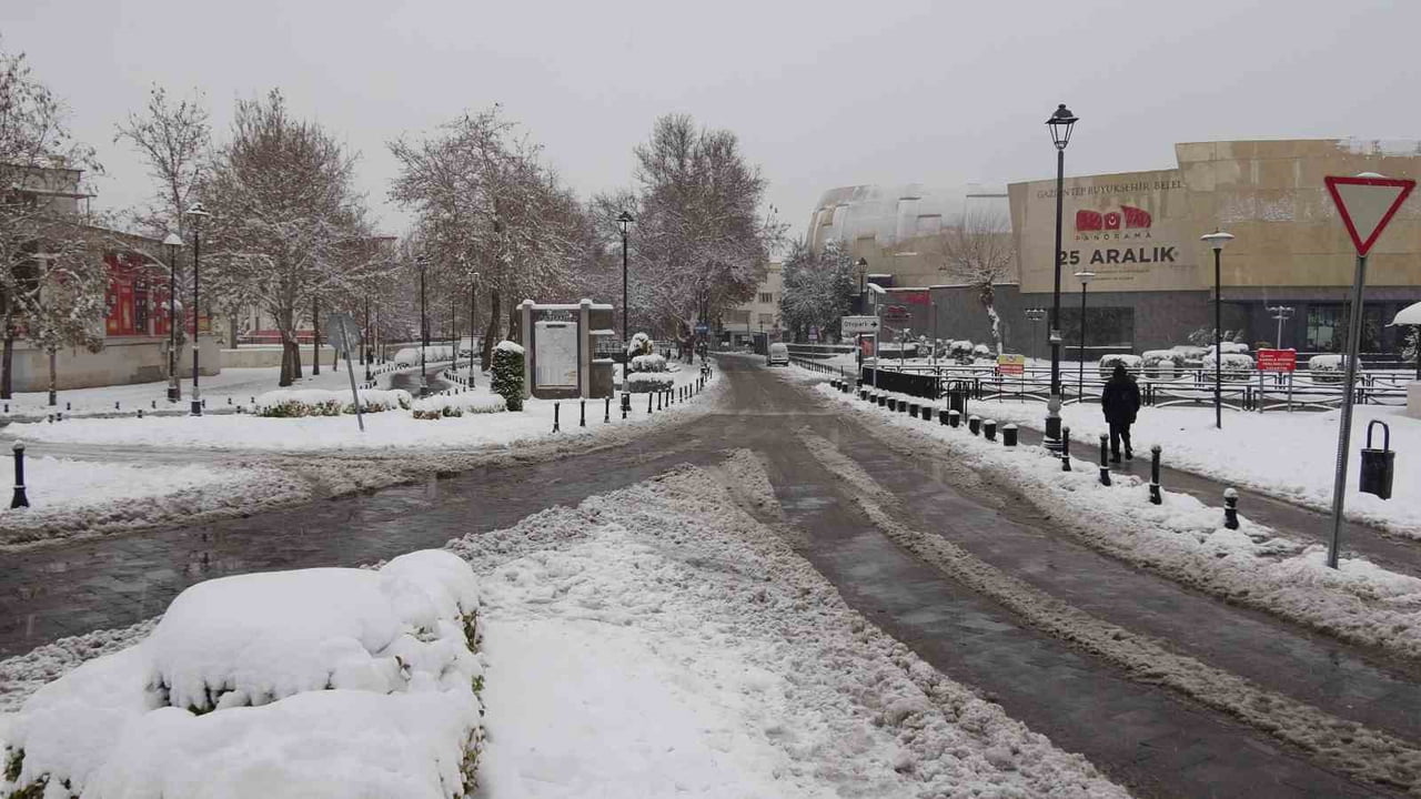 GAZİANTEP'TE KAR YAĞIŞI VE YILBAŞI TATİLİ NEDENİYLE BİRÇOK SÜRÜCÜ OTOMOBİLLERİ İLE TRAFİĞE...