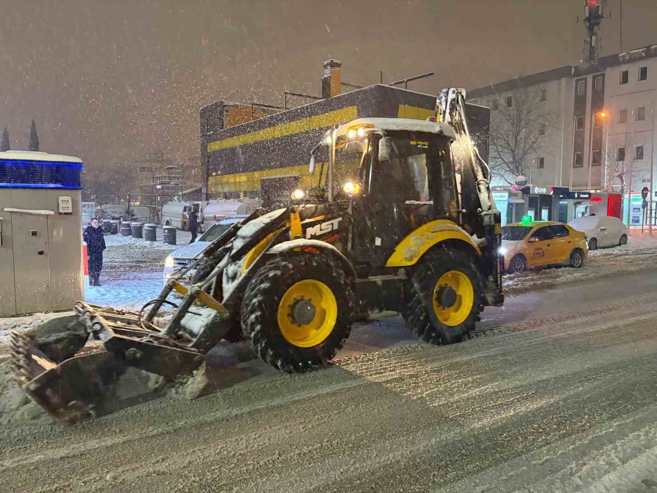 GAZİANTEP'TE KARLA MÜCADELE ÇALIŞMALARI GECE BOYUNCA SÜRDÜ. OTOYOLLAR, ANA ARTERLER VE CADDELER...