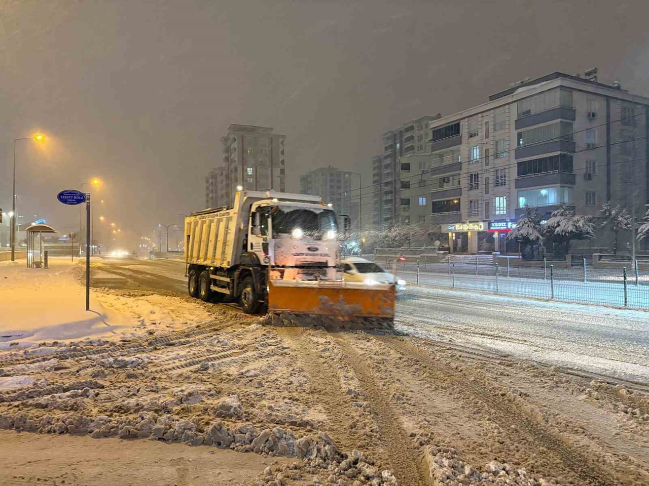 GAZİANTEP'TE KARLA MÜCADELE ÇALIŞMALARI GECE BOYUNCA SÜRDÜ. OTOYOLLAR, ANA ARTERLER VE CADDELER...
