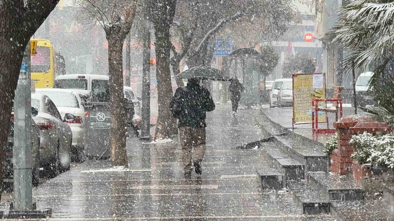 GAZİANTEP'TE SABAH SAATLERİNDE BAŞLAYAN YOĞUN KAR YAĞIŞI, ETKİSİNİ ARTIRARAK KENTİ BEYAZA...