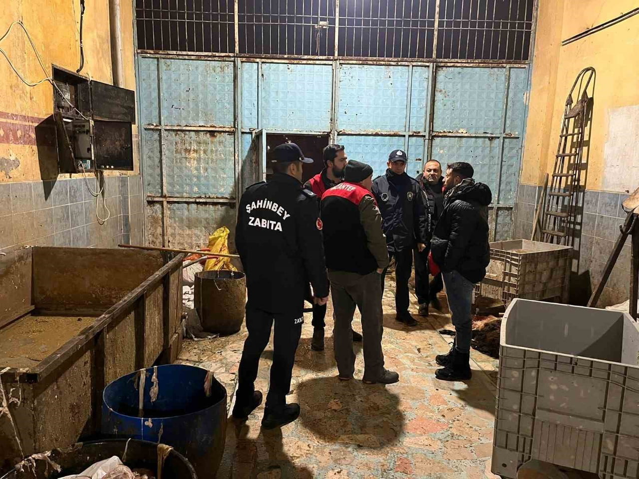 GAZİANTEP'TE ŞAHİNBEY BELEDİYESİ ZABITA MÜDÜRLÜĞÜ EKİPLERİ, RUHSATSIZ İŞLETMEDE ELE GEÇİRDİĞİ BİN...