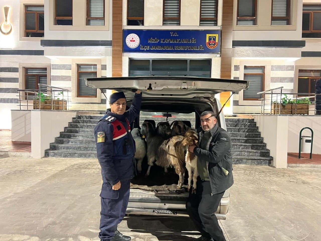 GAZİANTEP'TE SAHTE PARA İLE HAYVAN ALARAK BESİCİ VATANDAŞI DOLANDIRAN 3 ŞAHIS, JANDARMA...
