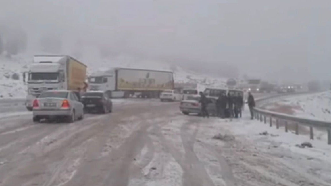 GAZİANTEP-ARABAN KARA YOLU KARADAĞ GEÇİDİNDE ETKİLİ OLAN YOĞUN KAR YAĞIŞI NEDENİYLE ÇOK SAYIDA...