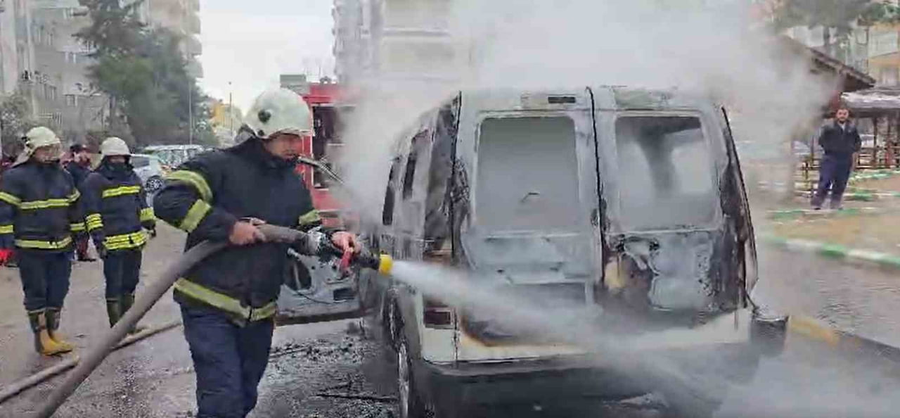 GAZİANTEP’İN NİZİP İLÇESİNDE PARK HALİNDE BULUNAN TİCARİ BİR ARAÇ, HENÜZ BİLİNMEYEN BİR NEDENLE...