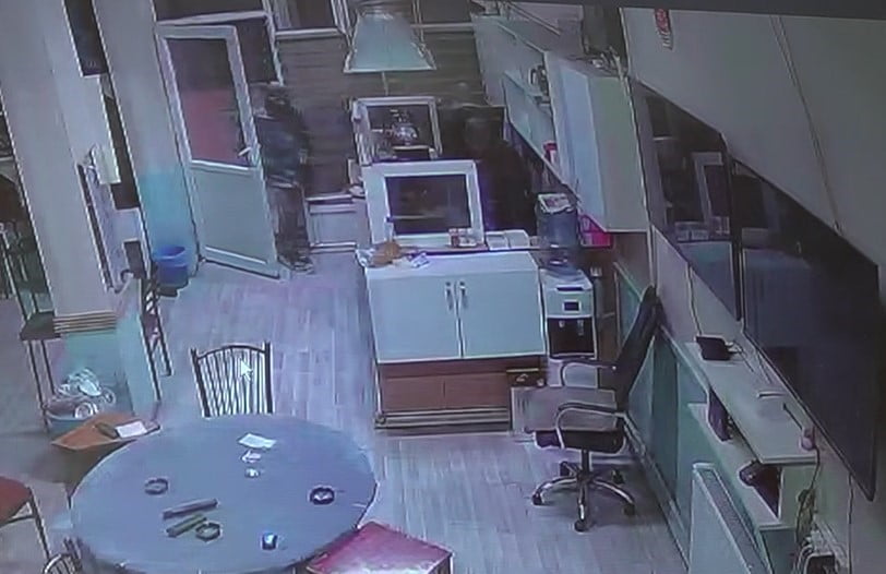 GAZİANTEP’TE 2 MİLYON TL’LİK GASP: O ANLAR SANİYE SANİYE KAMERADA. YAŞLI ADAMI ADIM ADIM TAKİP...