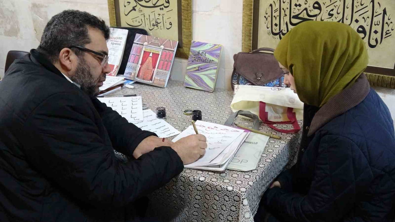 GAZİANTEP’TE 40 YILDIR GÖNÜL VERDİĞİ HAT SANATINDA YÜZLERCE KİŞİYE EĞİTİM VEREN HATTAT MEHMET...