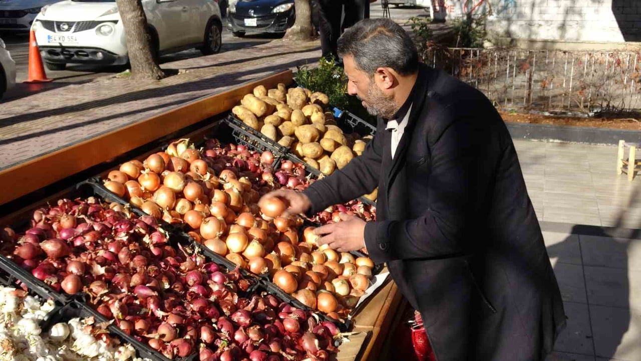 GAZİANTEP’TE İKİ GENÇ, KAPALI OLAN MAHALLE MANAVINDAN ALDIKLARI SOĞANIN ÜCRETİNİ TEZGAHIN ÜZERİNE...