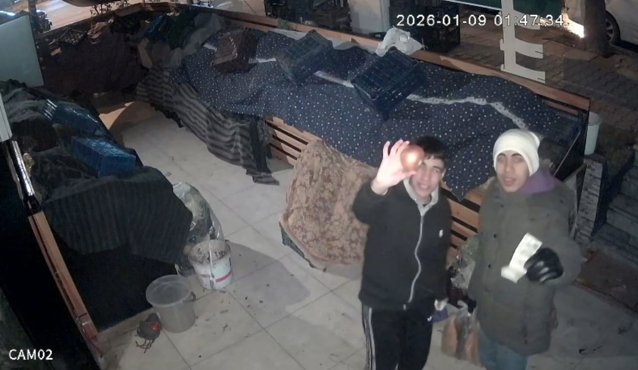 GAZİANTEP’TE İKİ GENÇ, KAPALI OLAN MAHALLE MANAVINDAN ALDIKLARI SOĞANIN ÜCRETİNİ TEZGAHIN ÜZERİNE...