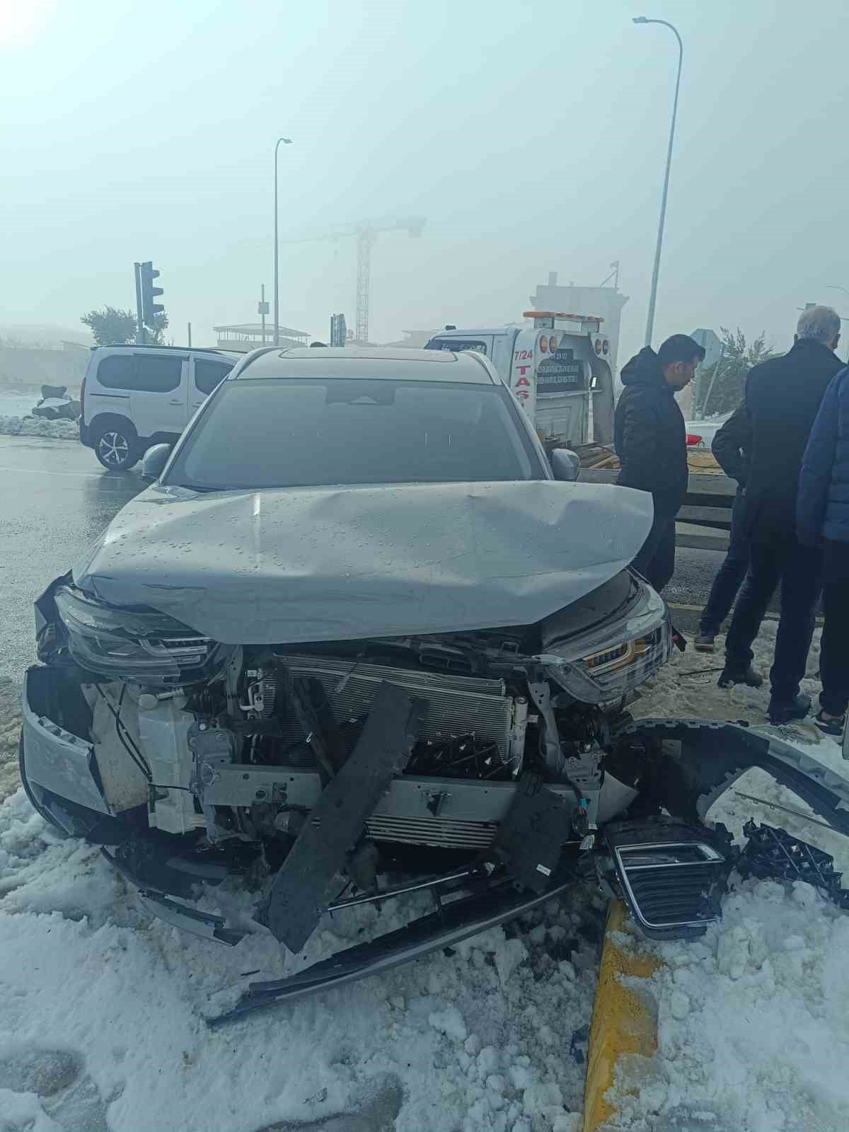 GAZİANTEP’TE İKİ OTOMOBİL ÇARPIŞTI: 4 YARALI