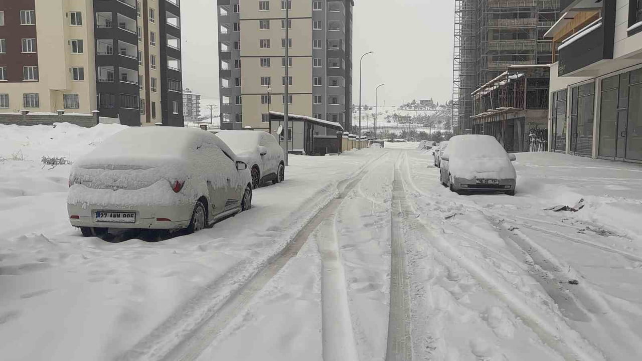 GAZİANTEP’TE KAR YAĞIŞI HAFİF SEYİRDE DEVAM EDİYOR