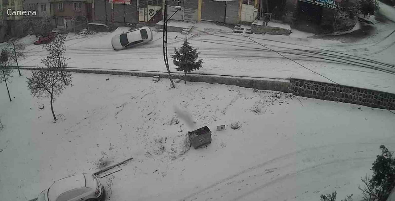 GAZİANTEP’TE KAR YAĞIŞI NEDENİYLE KAYGANLAŞAN YOLDA SÜRÜCÜSÜNÜN DİREKSİYON HAKİMİYETİNİ KAYBETTİĞİ...