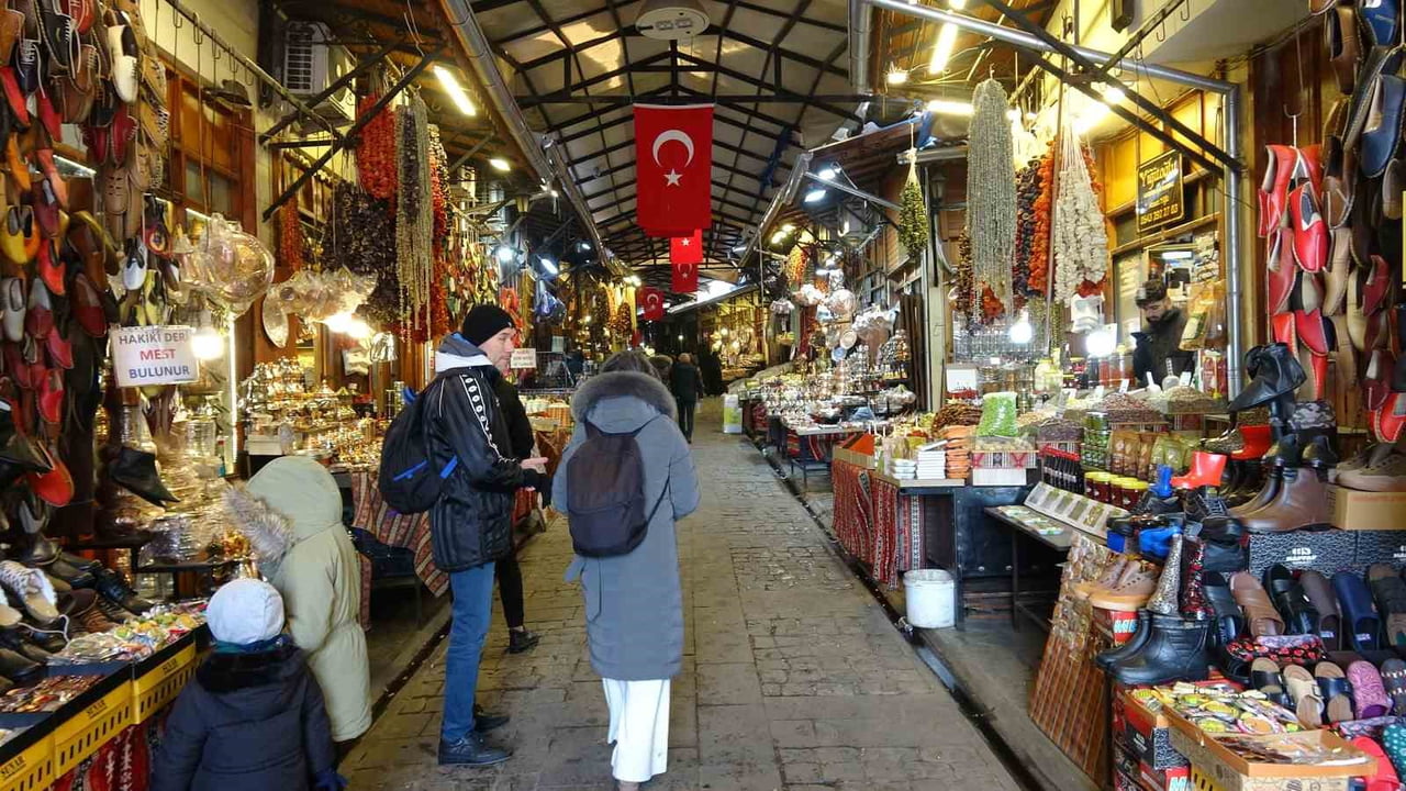 GAZİANTEP’TE KAR YAĞIŞI TARİHİ ÇARŞILARI SESSİZLİĞE BÜRÜDÜ