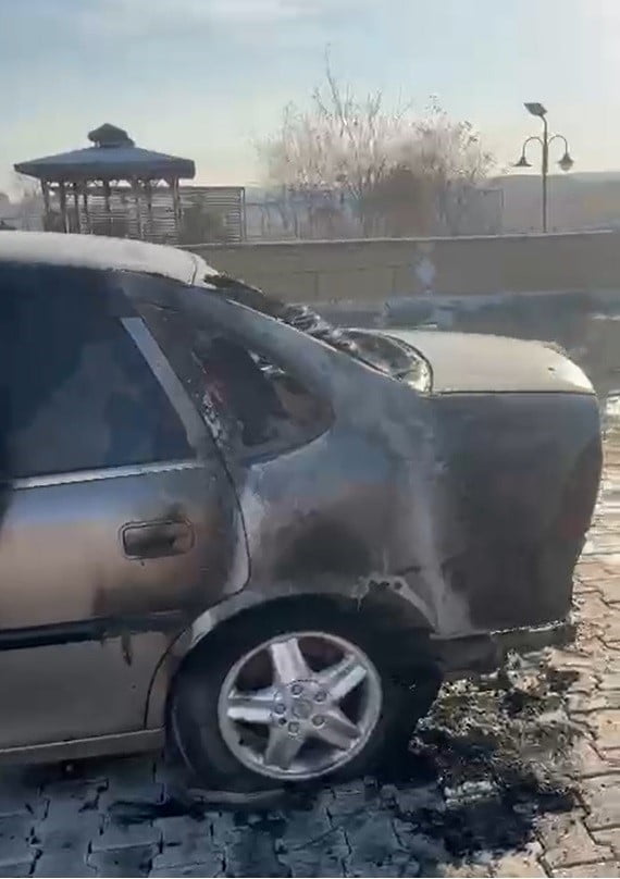 GAZİANTEP’TE PARK HALİNDEKİ ARAÇ KUNDAKLANDI