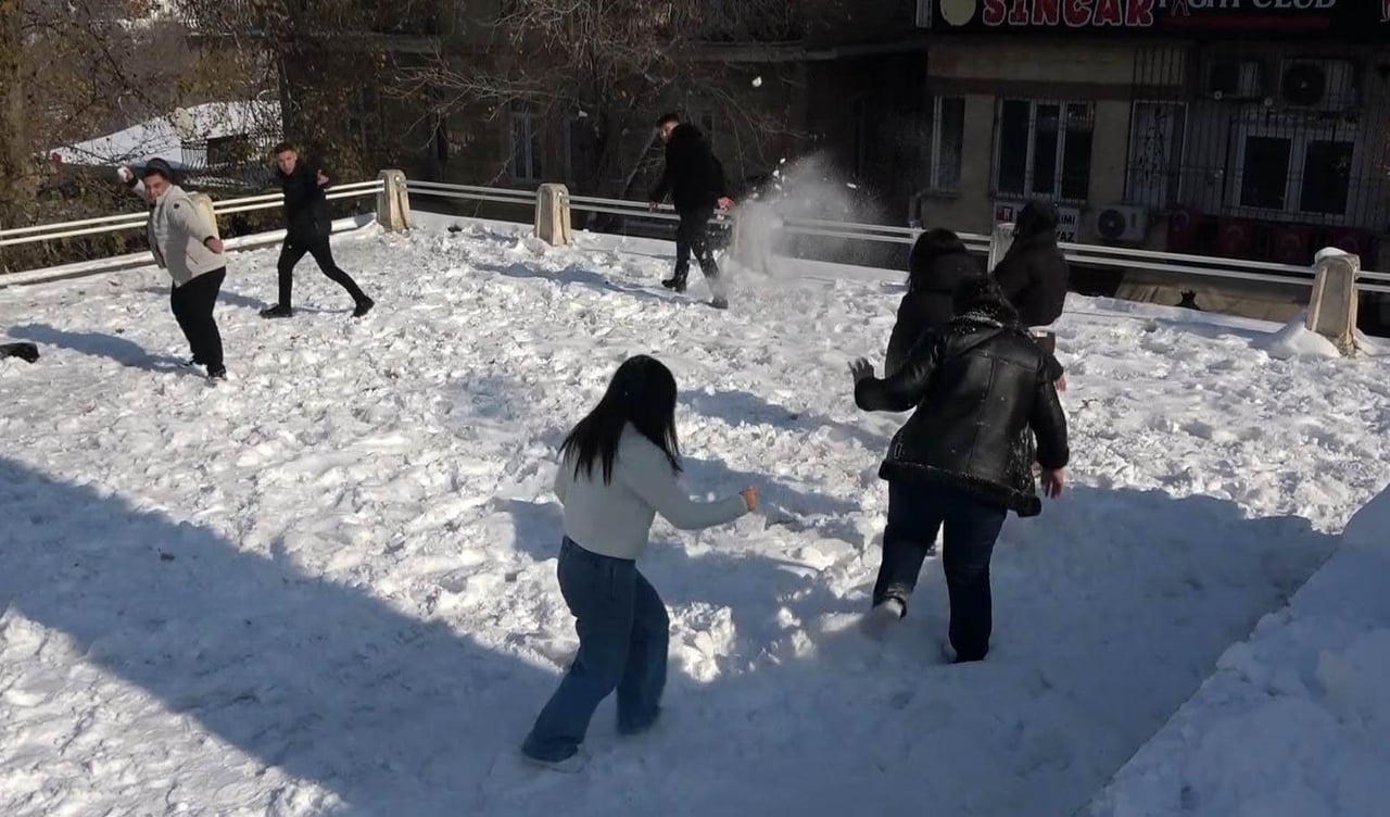 GAZİANTEP’TE VATANDAŞLAR KARIN VE GÜNEŞİN TADINI ÇIKARDI
