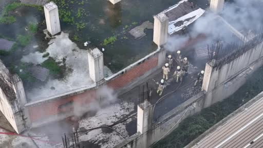 Gaziosmanpaşa'da iş yerinde yangın çıktı, itfaiye ekipleri duvarı balyozla kırarak yangına...