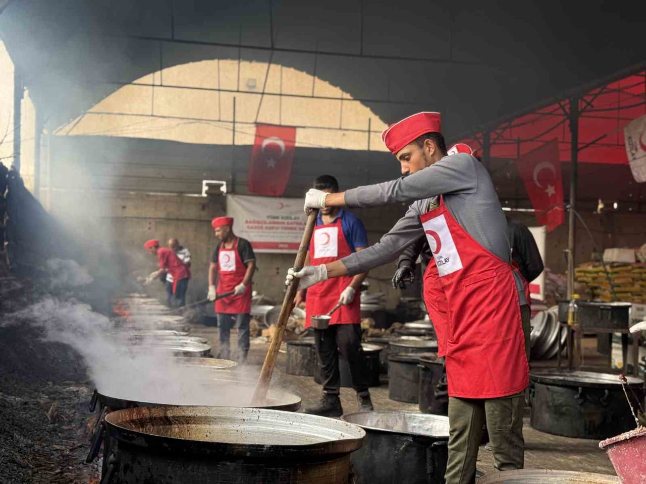GAZZE’DE YARDIM FAALİYETLERİNİ SÜRDÜREN TÜRK KIZILAY, KIŞ AYLARINDA SOĞUK HAVA KOŞULLARINDAN...