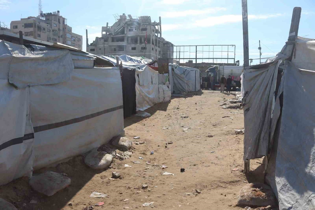 GAZZE (İHA) - İSRAİL’İN SALDIRILARINI SÜRDÜRDÜĞÜ GAZZE ŞERİDİ’NDEKİ FİLİSTİNLİLER, ABD BAŞKANI...