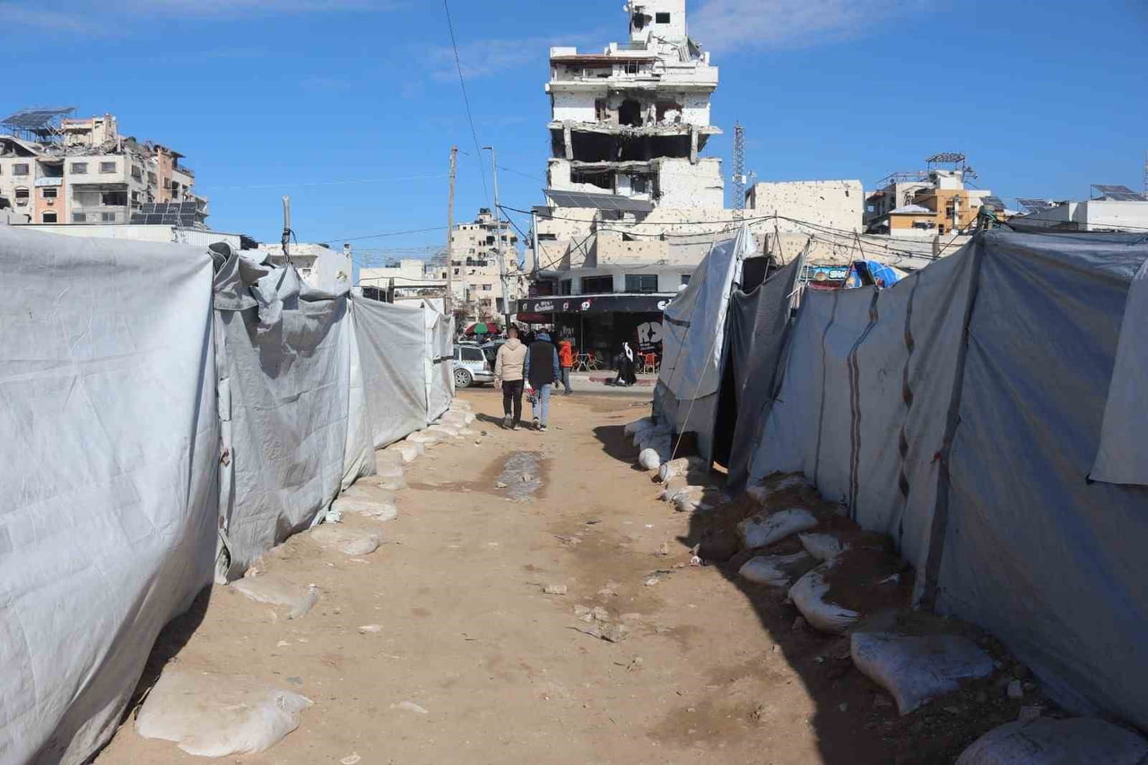 GAZZE (İHA) - İSRAİL’İN SALDIRILARINI SÜRDÜRDÜĞÜ GAZZE ŞERİDİ’NDEKİ FİLİSTİNLİLER, ABD BAŞKANI...