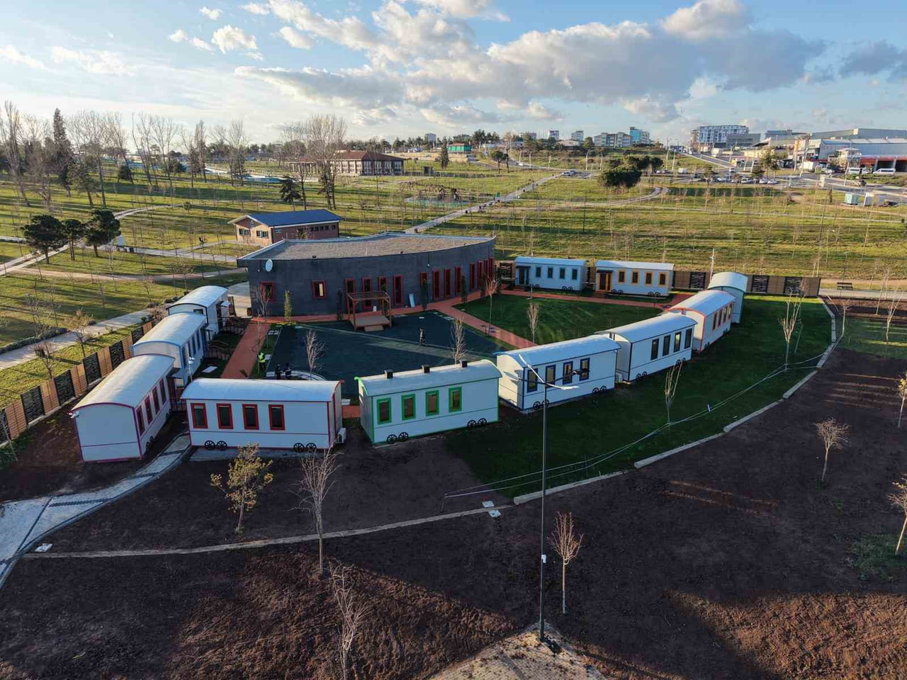 GEBZE MİLLET BAHÇESİ’NDE İNŞA EDİLEN LOKOMOTİF ÇOCUK KÖYÜ’NDE SONA YAKLAŞILDI. MERKEZDE...