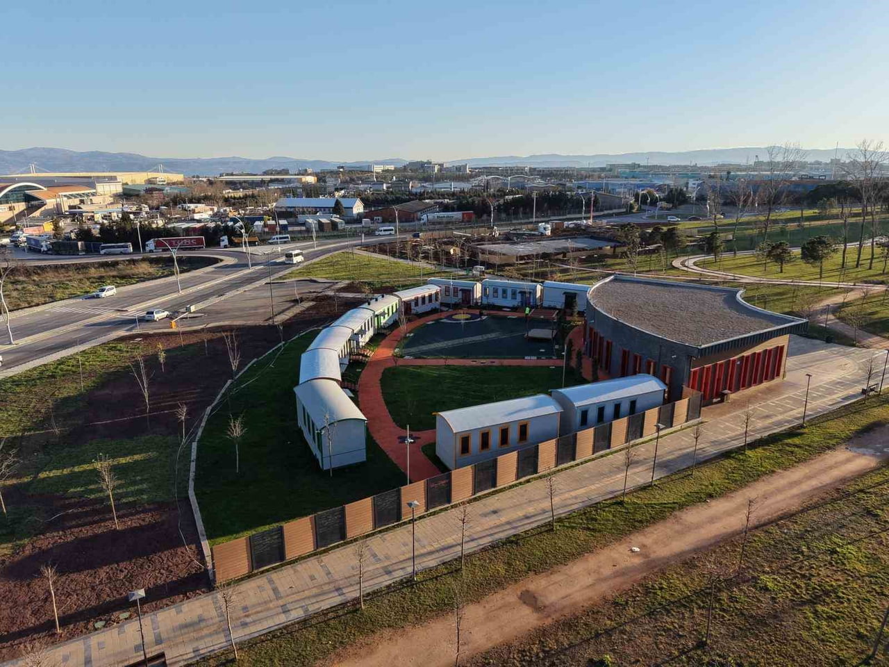 GEBZE MİLLET BAHÇESİ’NDE İNŞA EDİLEN LOKOMOTİF ÇOCUK KÖYÜ’NDE SONA YAKLAŞILDI. MERKEZDE...