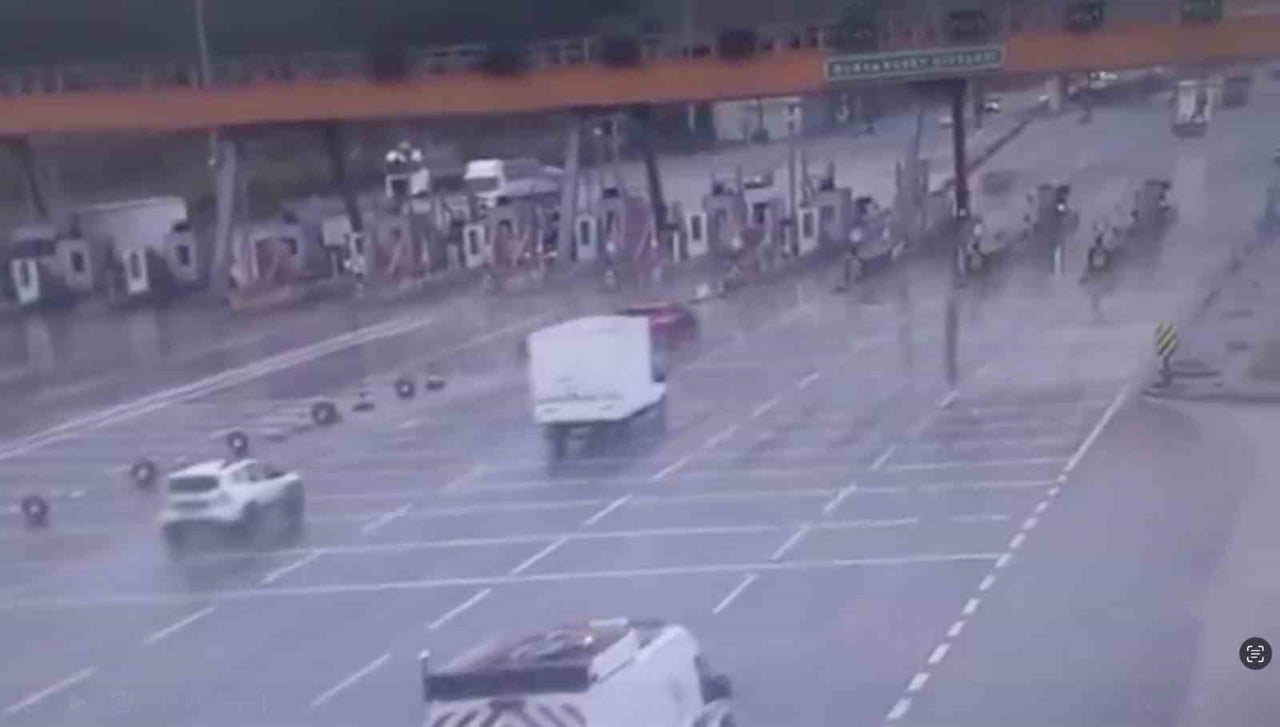 GEBZE-ORHANGAZİ-İZMİR O5 OTOYOLU BURSA KUZEY GİŞELERİ’NDE HAFİF TİCARİ BİR ARACIN TERS ŞERİTTE...