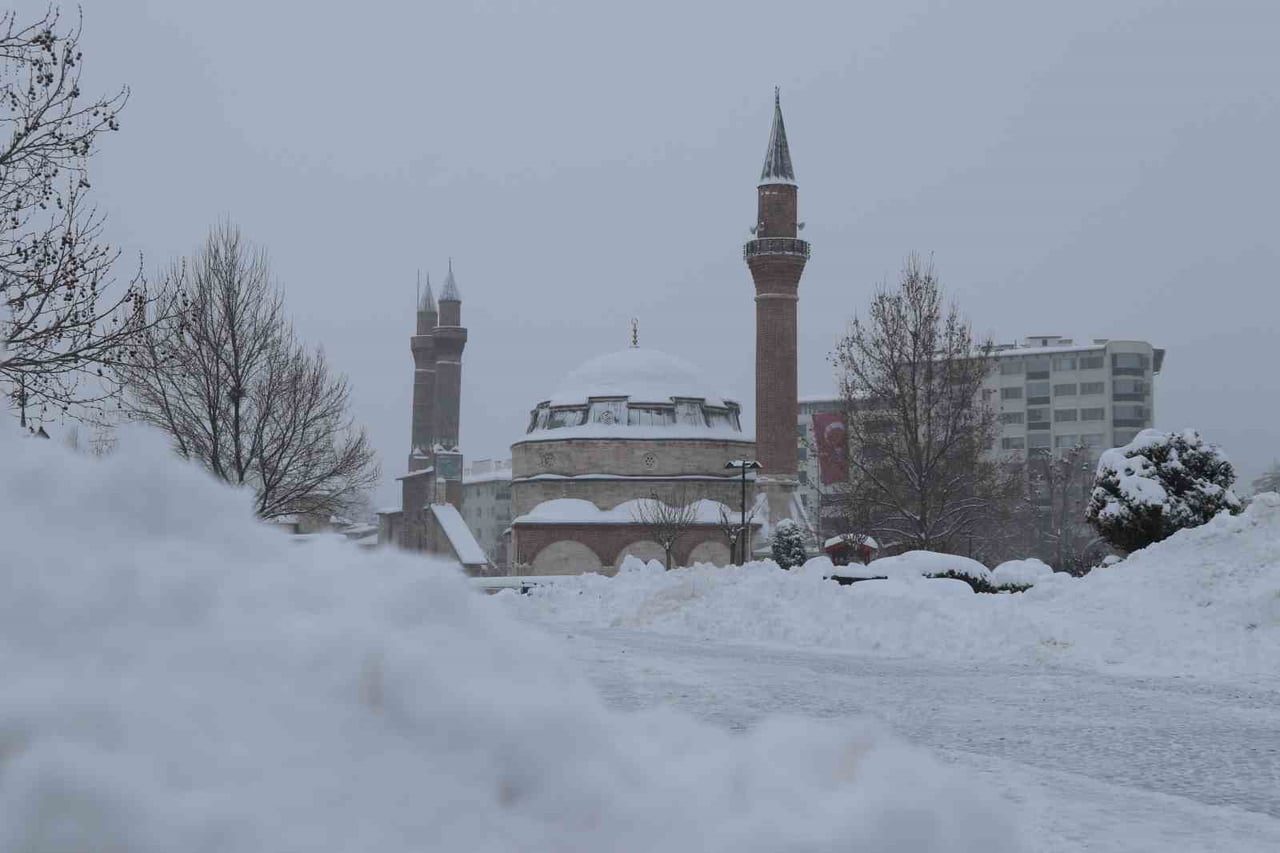 GECE ETKİLİ OLAN KAR YAĞIŞI, SİVAS’IN TARİHİ KENT MEYDANINI TAMAMEN BEYAZA KAPLAYARAK...