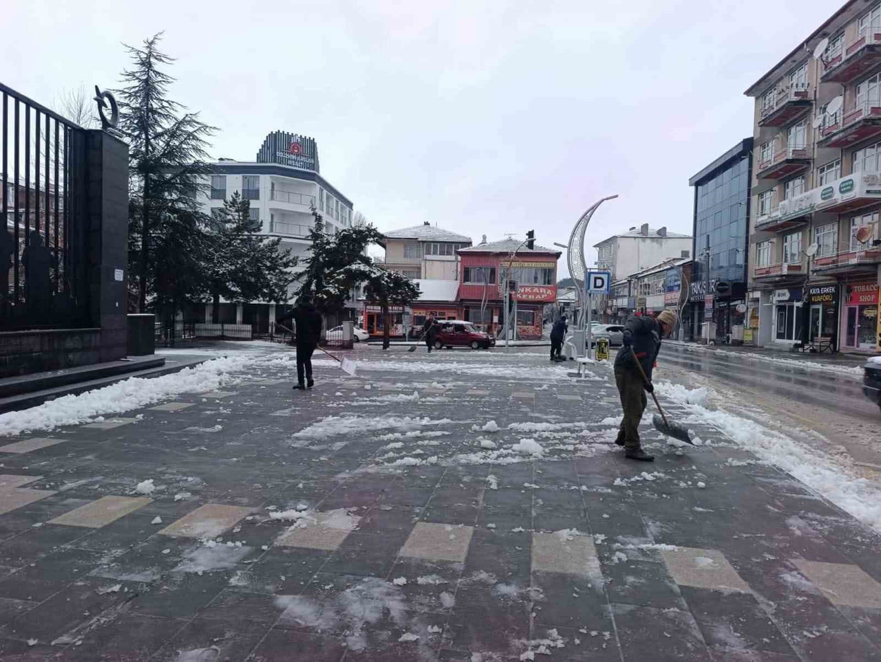 GECE ETKİSİNİ GÖSTERMEYE BAŞLAYAN KAR YAĞIŞININ ARDINDAN SORGUN BELEDİYESİ EKİPLERİ, GECE VE...