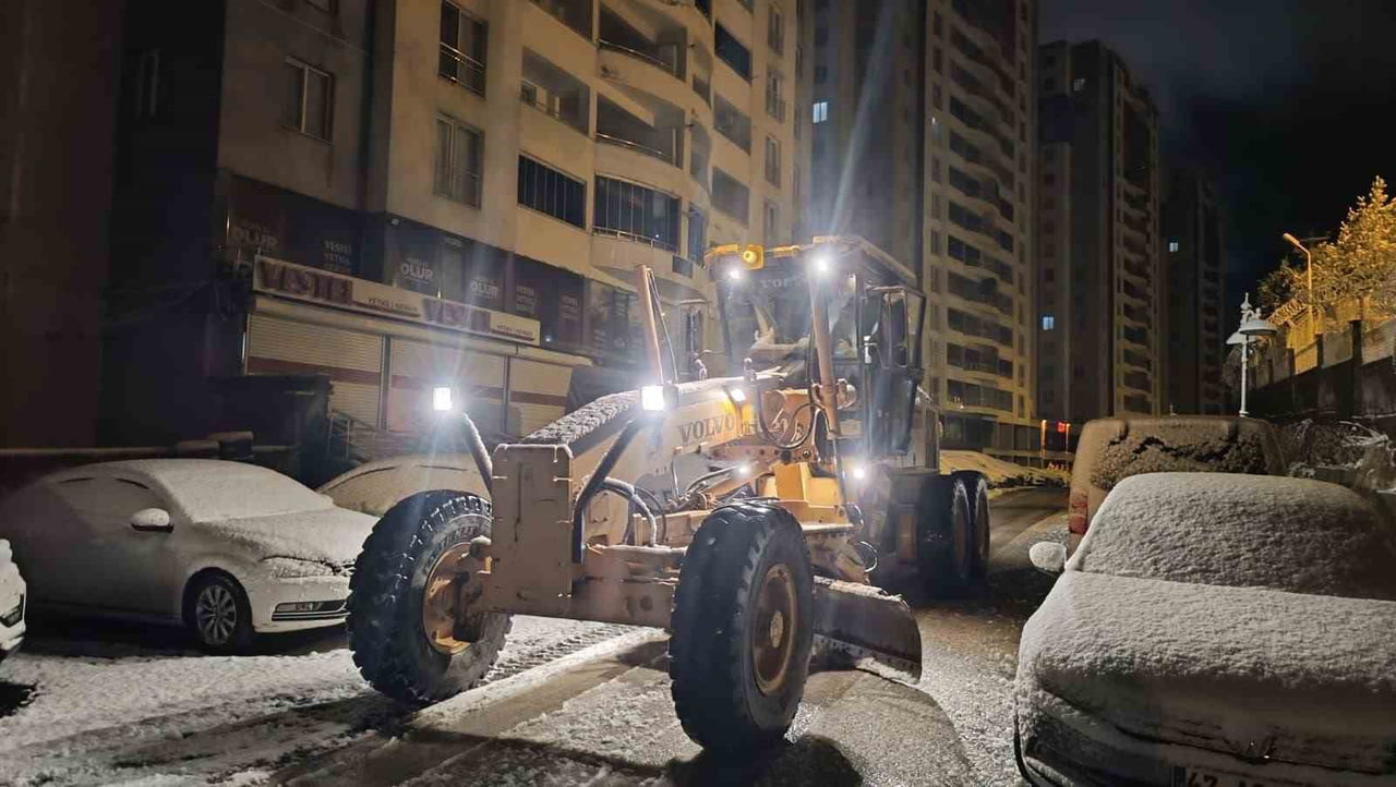GECE SAATLERİNDE BAŞLAYAN KAR YAĞIŞI, SABAH SAATLERİNE DOĞRU ETKİSİNİ YİTİRİRKEN, SOKAKLAR BEYAZA...
