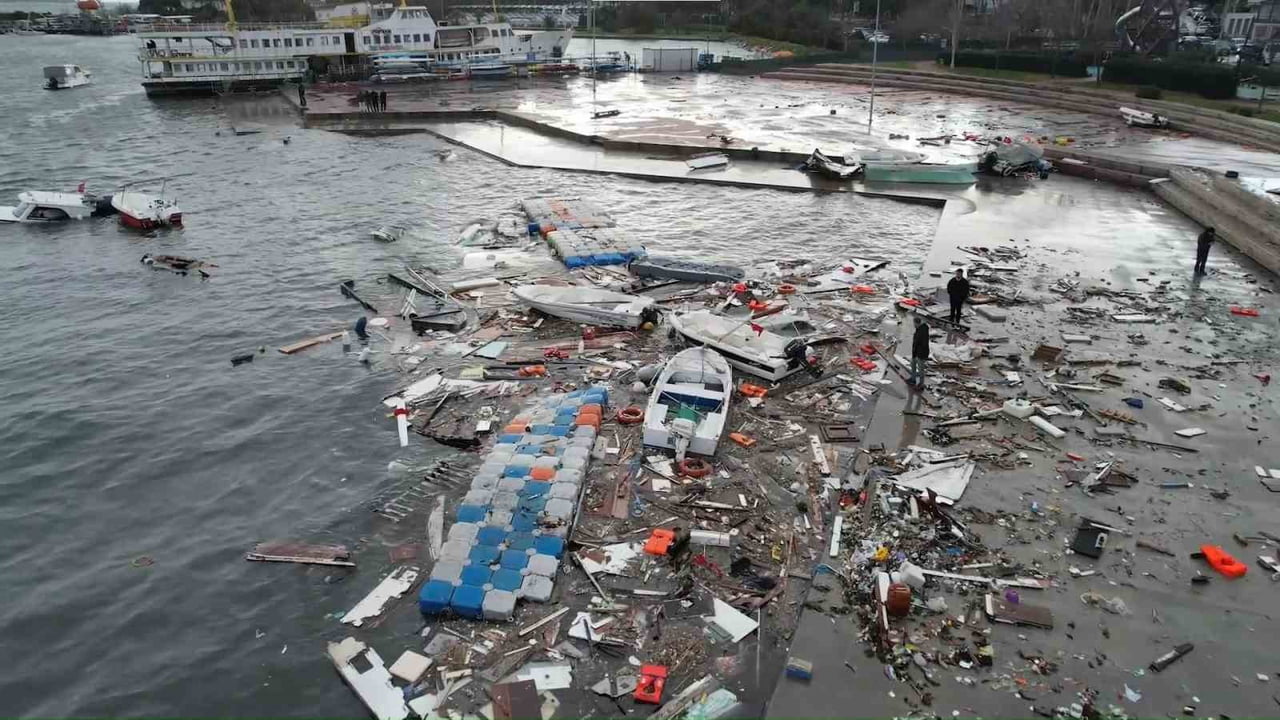 GEÇTİĞİMİZ GÜNLERDE ETKİLİ OLAN ŞİDDETLİ FIRTINADA ÇOK SAYIDA TEKNENİN BATMASI, TÜRKİYE’DEKİ LİMAN...