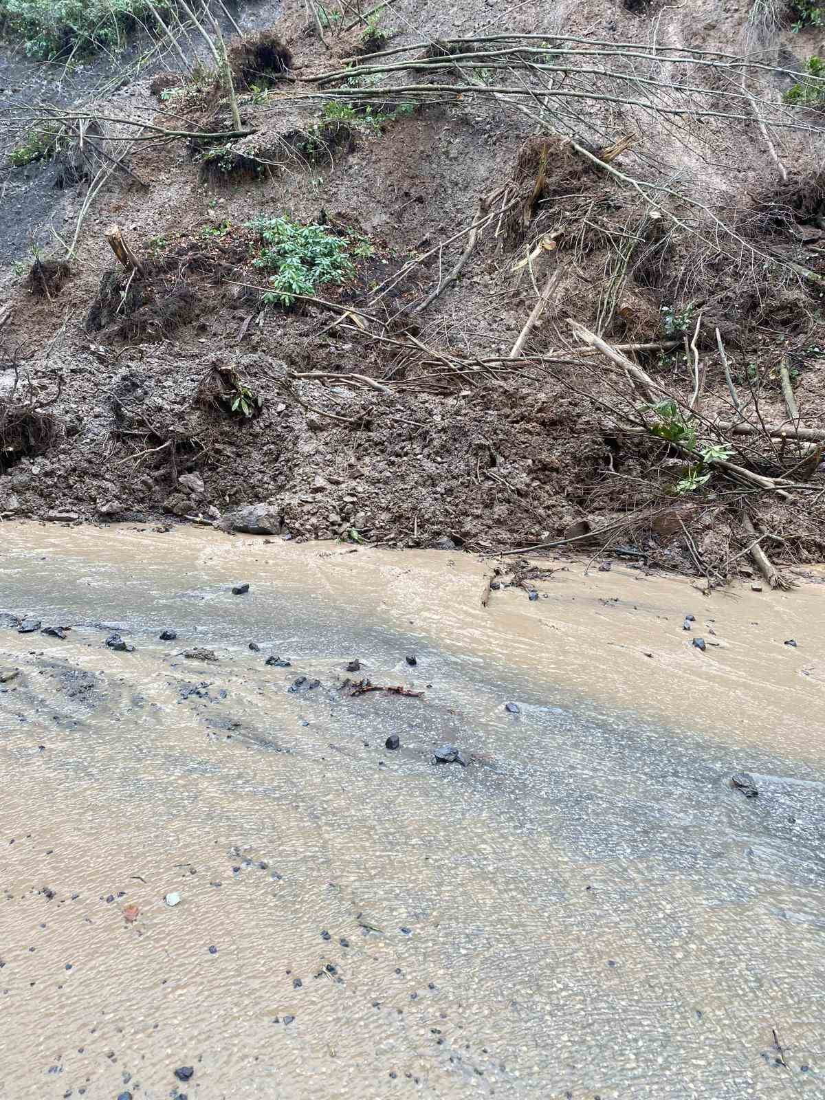 GEÇTİĞİMİZ HAFTA 3 GÜN ARAYLA YAŞANAN HEYELANLA BİRLİKTE KÖY YOLU HASAR GÖREN FINDIKLIAKSU...