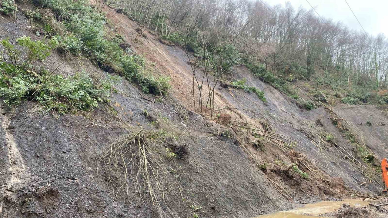 GEÇTİĞİMİZ HAFTA 3 GÜN ARAYLA YAŞANAN HEYELANLA BİRLİKTE KÖY YOLU HASAR GÖREN FINDIKLIAKSU...