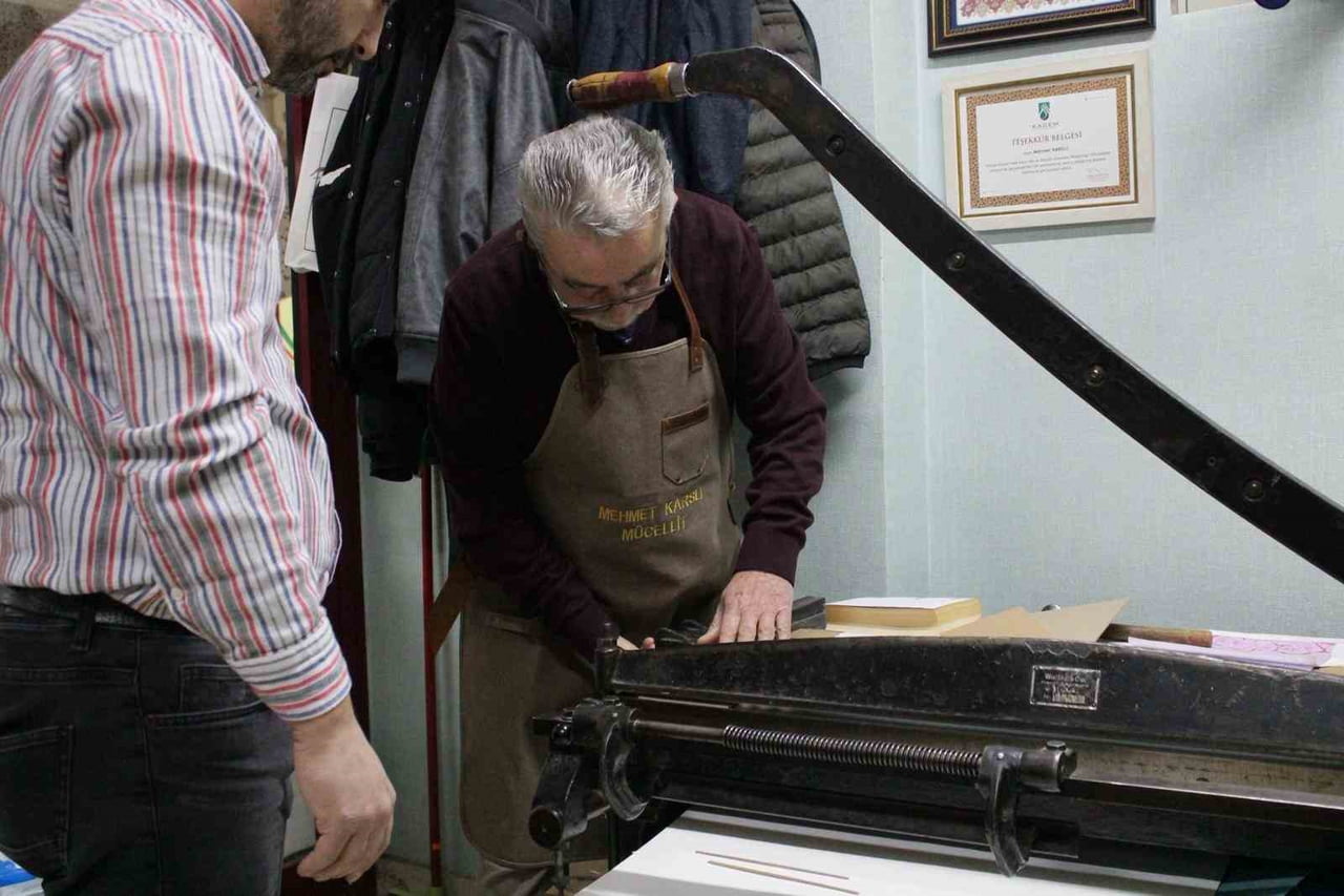 GELENEKSEL KİTAP CİLTLEME SANATINI YARIM ASRI AŞKINDIR İCRA EDEN MÜCELLİT MEHMET KARSLI, KÜLTÜR VE...