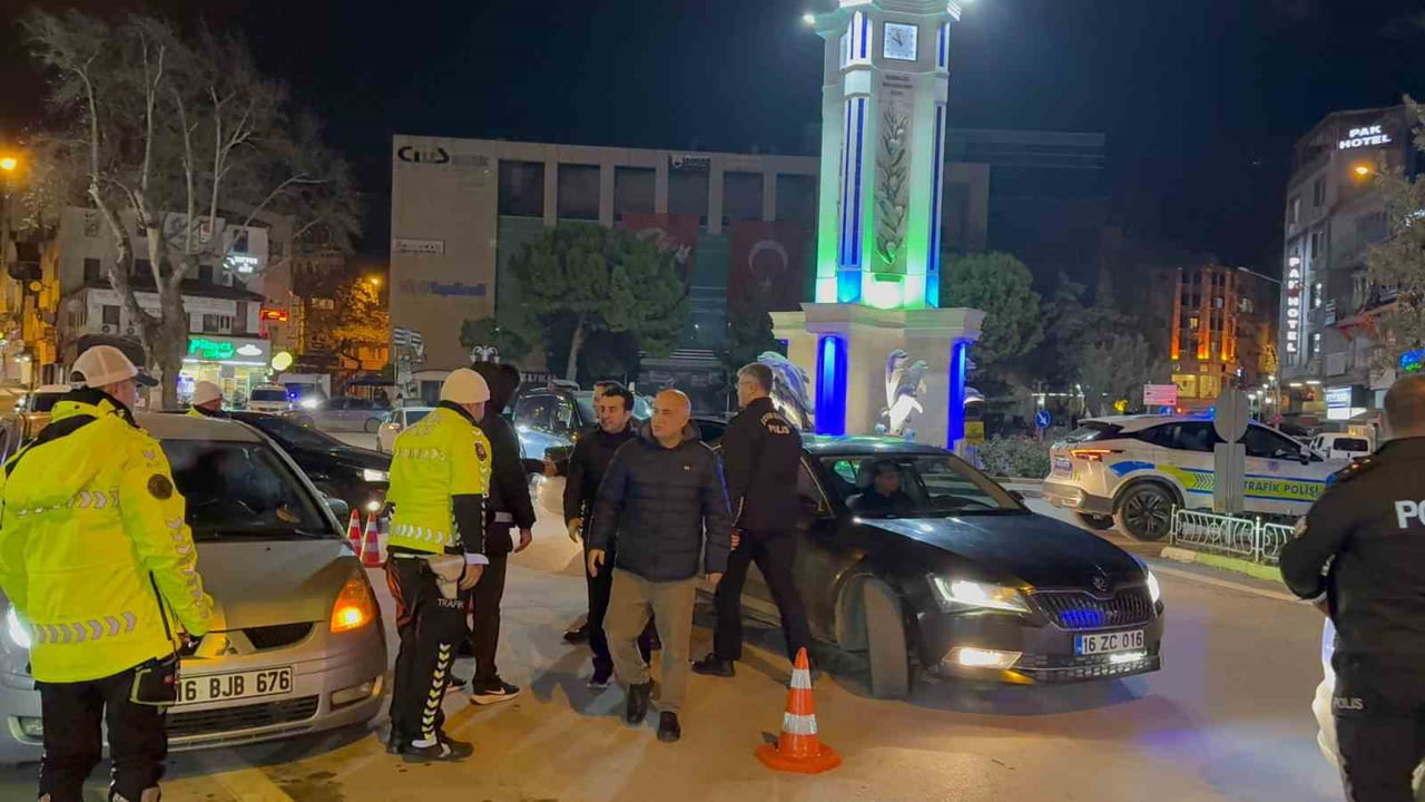 GEMLİK’TE PROTOKOL ÜYELERİ, 2026 YILINA HALKIN HUZUR VE GÜVENLİĞİ İÇİN GECE GÜNDÜZ GÖREV YAPAN...