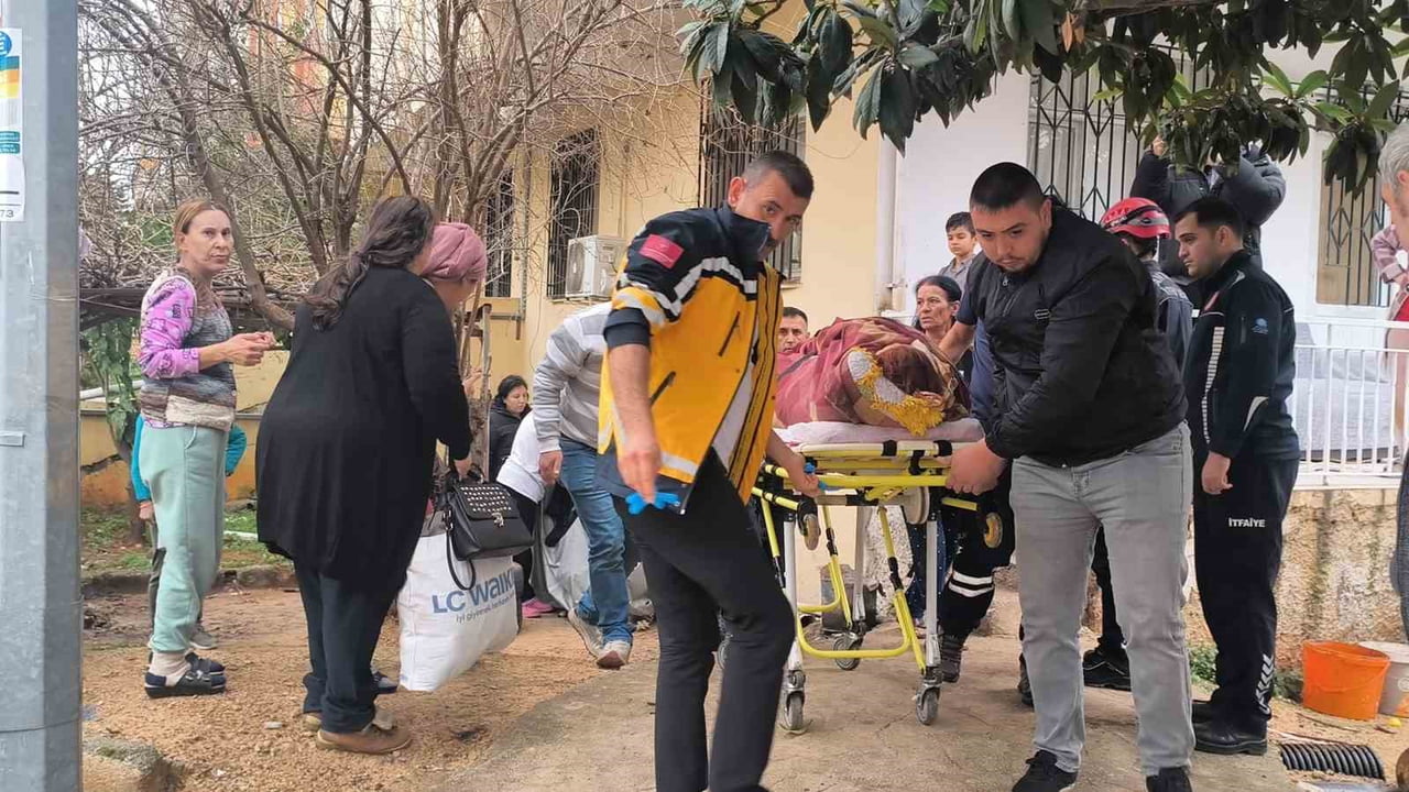 GENÇ KIZ YARDIM ÇIĞLIKLARINI DUYAN KOMŞULARI TARAFINDAN YAĞMUR SULARI İLE DOLU FOSSEPTİK...