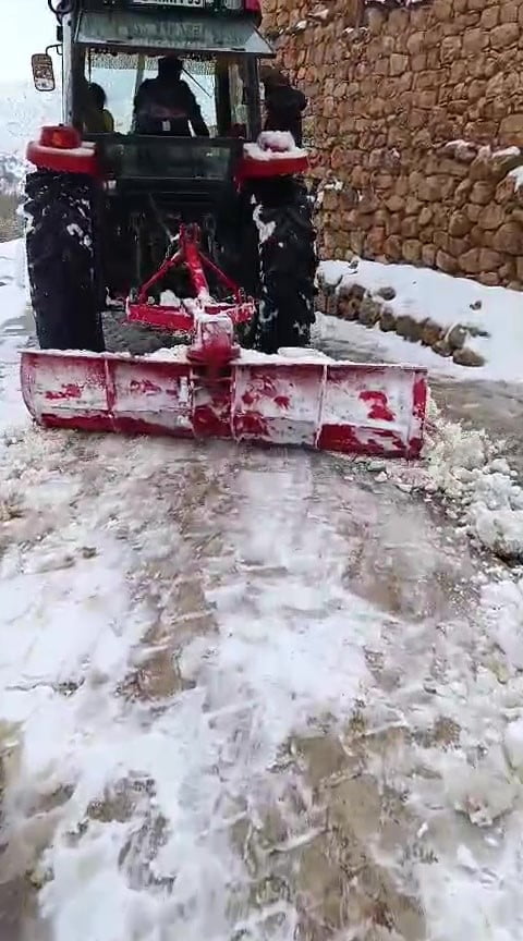 GERCÜŞ BOĞAZ KÖYÜ’NDE EL ELE: MUHTAR VE KARDEŞİ KAR ESARETİNE KARŞI SAHADA