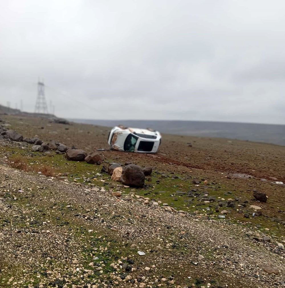 GERCÜŞ İLÇESİNDE KONTROLDEN ÇIKAN OTOMOBİL ARAZİYE YUVARLANARAK YAN YATTI.