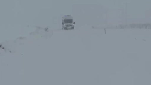 Gercüş’te kar nedeniyle kapanan yolda mahsur kalan ambulans kurtarıldı